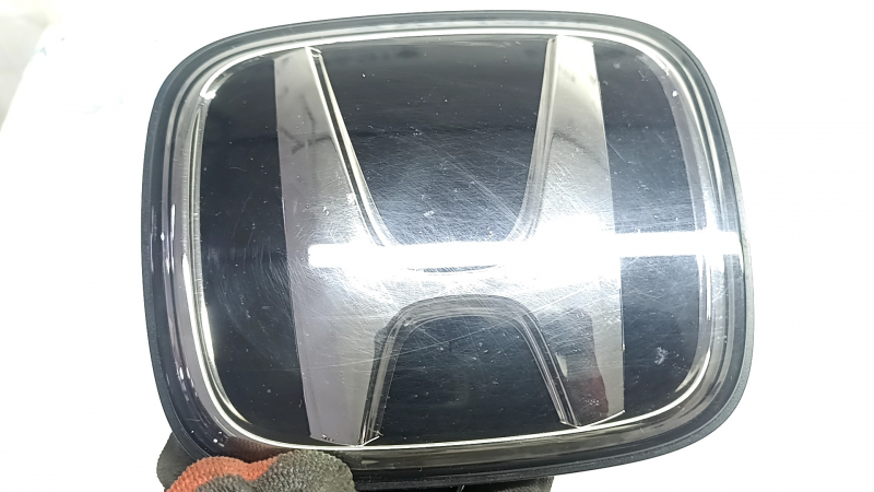 Эмблема решетки радиатора Honda CRV 23-26 под радар песок, царапины