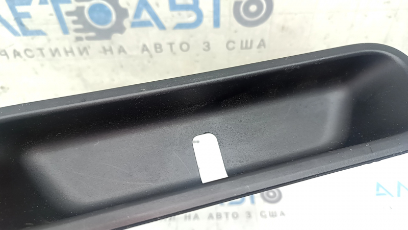 Накладка замка двери багажника нижняя BMW X5 G05 19-26 черная, царапины