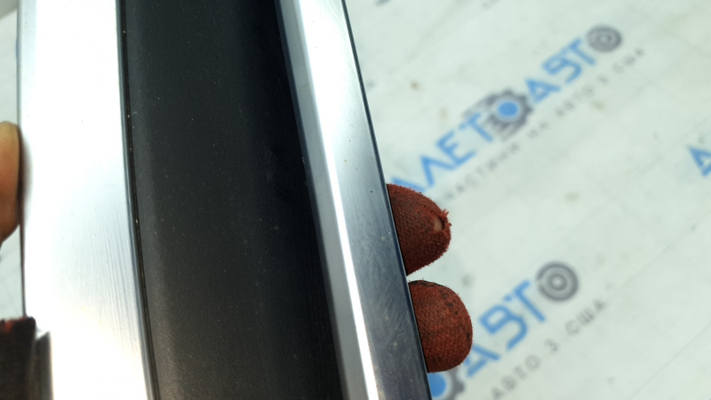 Деталь правой накладки воздуховода на BMW X5 G05, вид с руки, замечены следы использования.