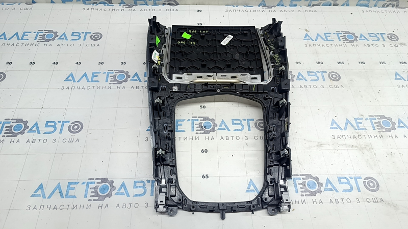Задняя сторона центральной консоли BMW X5 G05 (2019-2026) без накладки, с оригинальными креплениями