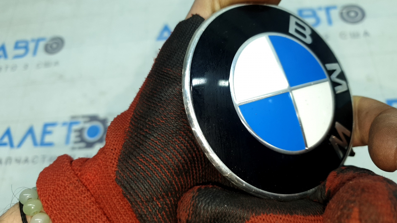 Эмблема значок капота BMW X5 G05 19-26 песок, полезло покрытие