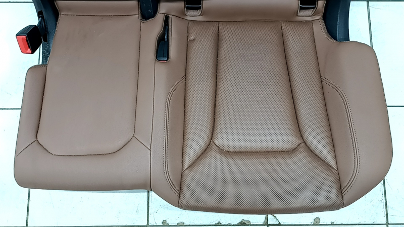 Крупный план перфорированной обивки заднего сиденья для Audi Q8, вид сверху.