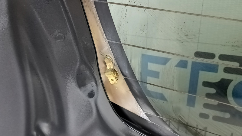 Детали крепежа на внутренней стороне двери багажника Subaru Forester, показывающие крепление стекла.