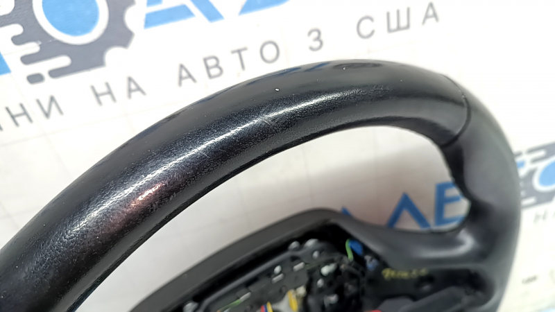 Изображение поврежденного рулевого колеса от BMW X5, вид сверху.