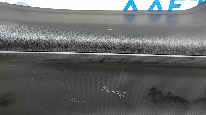 Обшивка двери багажника нижняя Subaru Forester 2019-2024 с потертостями на боковой поверхности.