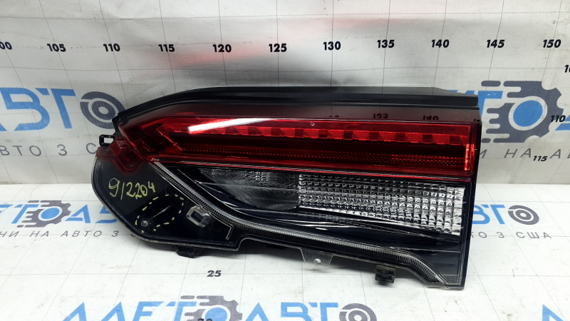 Фонарь внутренний дверь багажника правый Toyota Rav4 19-24 Japan built, потерт