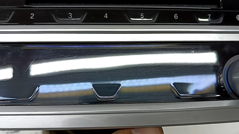 Управление климат-контролем и магнитолой BMW 7 G11 G12 16-22 под дисковод, серые крутилки, царапины, полез хром, трещины в экране, рабочий