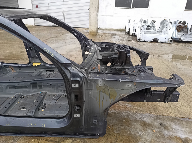 Кузов автомобиля BMW 7 G11 G12, вид спереди, относительно хорошее состояние с небольшими повреждениями.