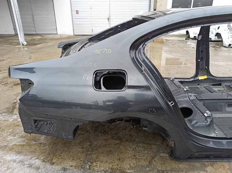 Правый бок кузова автомобиля BMW 7 G11/G12, вид спереди, демонстрирует состояние детали.