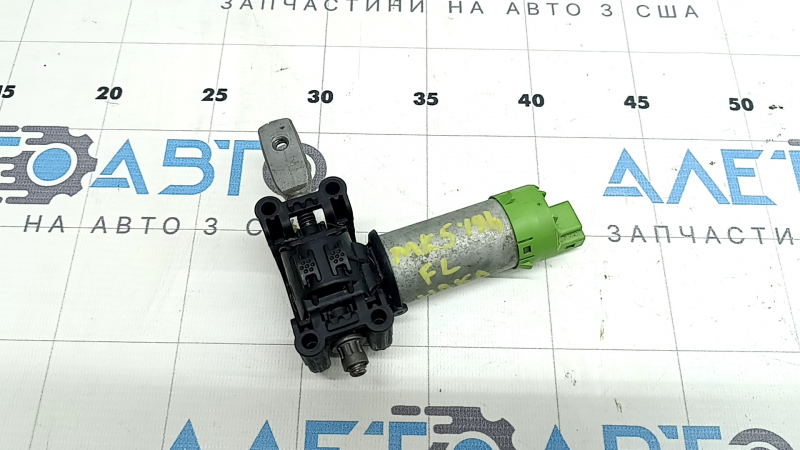 Подробный вид моторчика регулировки подушки сиденья Ford Fusion 2013-2020, без видимых дефектов.