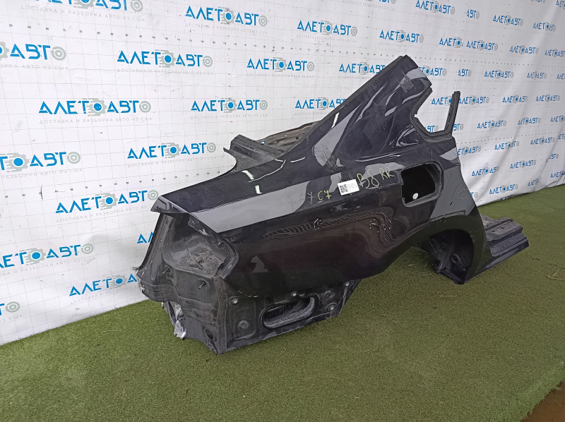 Задняя правая часть кузова VW Passat B8, черная, видны механические повреждения.