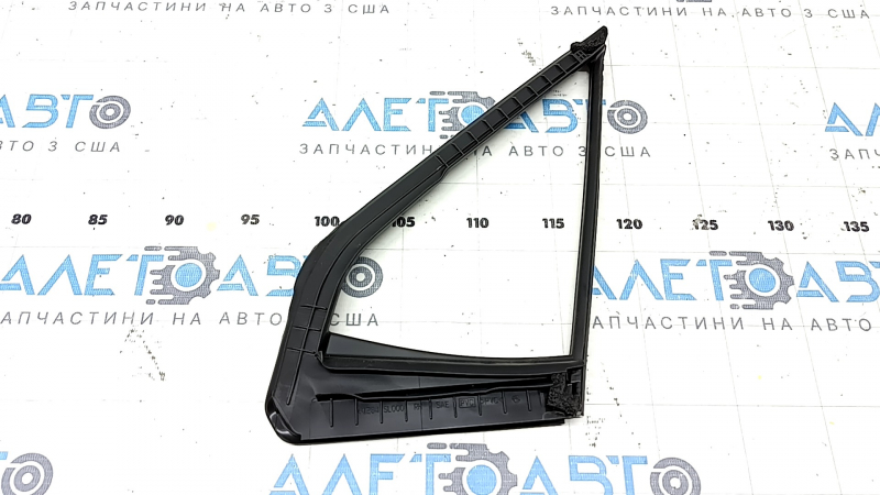 Уплотнитель стекла треугольника двери передний правый Subaru Forester 25-26