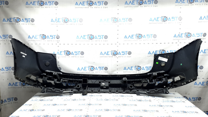 Общий вид заднего бампера для Audi Q5, оригинальная деталь с остеваемыми повреждениями