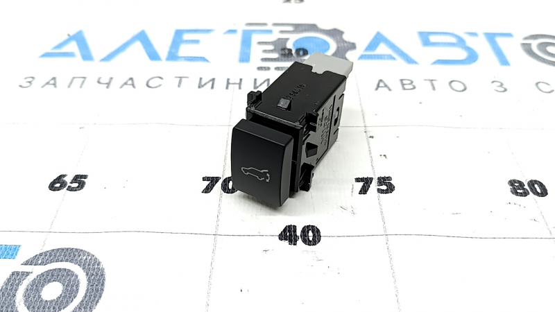 Кнопка открытия двери багажника внутренняя Subaru Forester 25-26 салонная