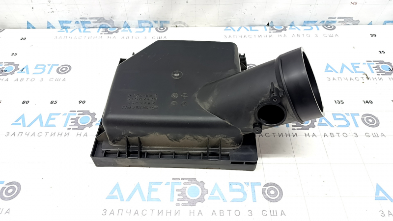 Крупный план системы впуска для Subaru Forester 2025-2026, без дефектов.