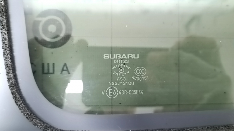 Маркировка Subaru на глухом стекле задней правой форточки, оригинальная деталь