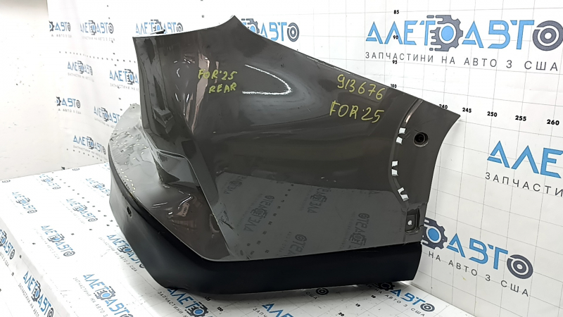 Бампер Subaru Forester 25-26, крупный план с дефектами и маркировкой под номером 913676.