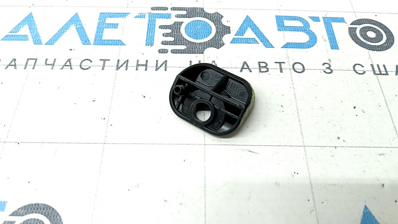 Отбойник двери багажника правый Subaru Forester 25-26 на двери