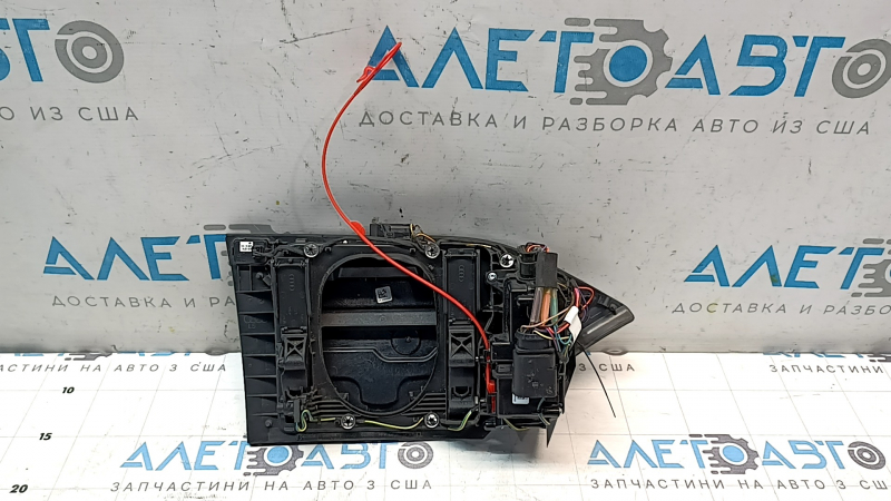 Зарядный порт Audi E-Tron 19-23 с повреждением клавиши и дефектами.