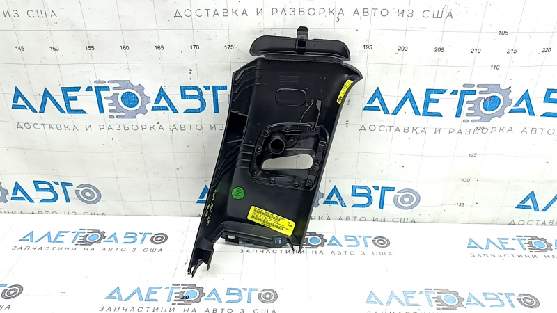 Задняя стойка правая Mercedes X247 GLB 20-26, вид сзади в хорошем состоянии.