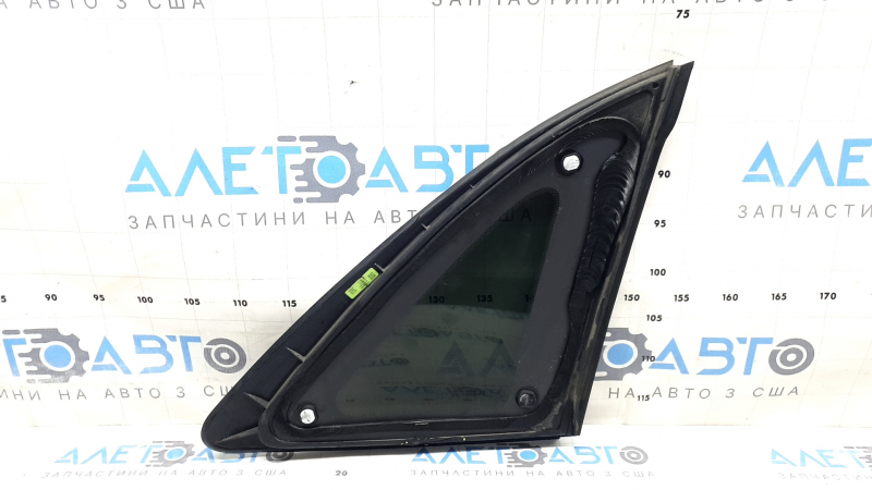 Форточка глухое стекло задняя левая Ford Escape MK4 20-26 хром + черный мат, надрыв уплотнителя