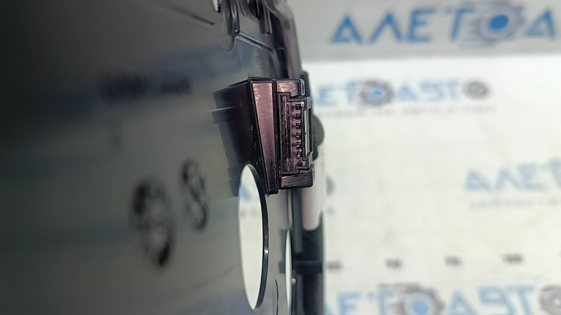 Крупный план разъема поясничного подпора водительского сиденья Volvo XC60 2018-2026.