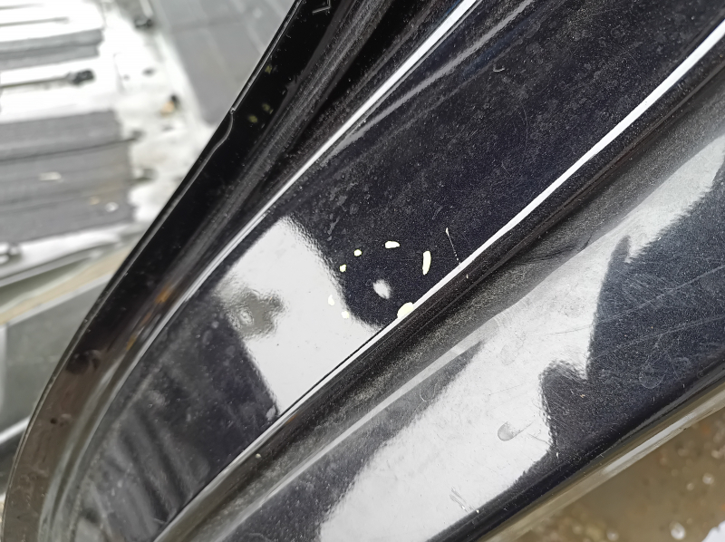 Крупный план внешнего вида кузова Ford Explorer, виден дефект на поверхности.