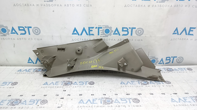 Накладка задней стойки нижняя левая Ford Focus mk3 11-18 серая, царапины, побелел пластик