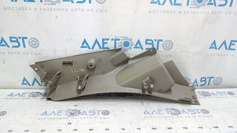 Накладка задней стойки нижняя левая Ford Focus mk3 11-18 серая, царапины, побелел пластик