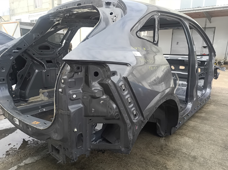 Задняя правая четверть кузова Ford Escape, оригинальное состояние без дефектов.