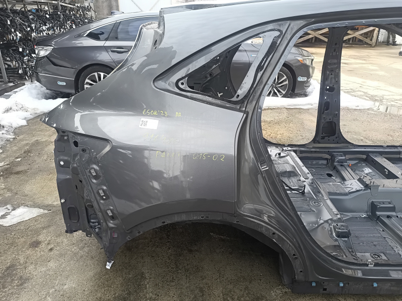 Четверть кузова Ford Escape MK4 2020-2026 с гладкой поверхностью.
