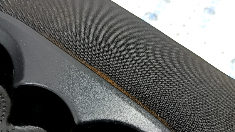 Загрязнение на спинке сиденья VW Tiguan, место фиксации, подлежит чистке.