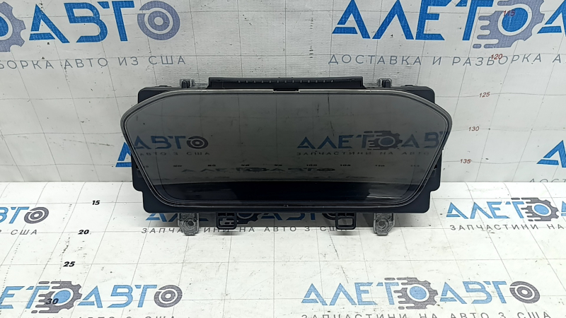 Щиток приборов для Volvo XC90 2016-2026 с небольшими царапинами на поверхности.
