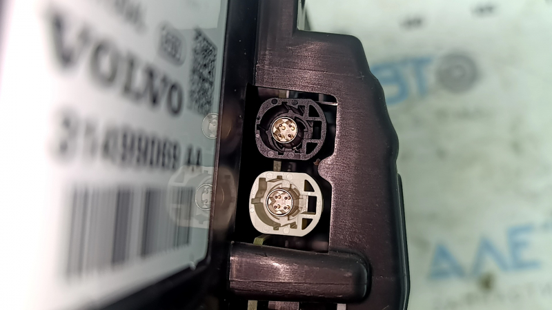 Расположение разъёмов и маркировка на щитке приборов Volvo с оригинальным номером.