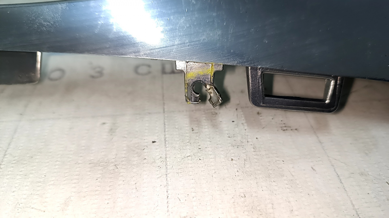 Накладка губы переднего бампера Mercedes W167 GLE 350 450 20-23 хром, надлом крепления, полез хром, тычки, песок
