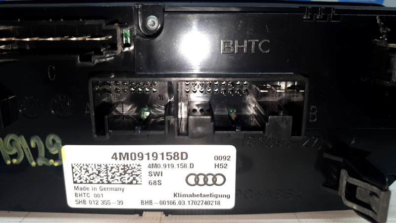 Детали разъемов климат-контроля заднего ряда для Audi Q7 2016-2023.