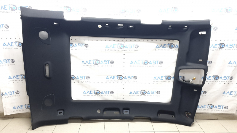 Обшивка потолка Audi Q7 2016-2026, вид снаружи, в хорошем состоянии с небольшими дефектами.