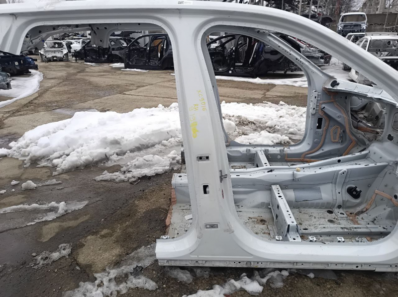 Стойка кузова центральная правая Volvo XC90 16-26 на кузове, тычка