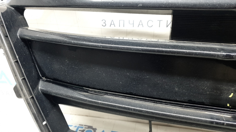 Крупный план места крепления и состояния решетки радиатора Honda Accord с износом.