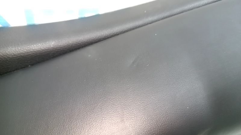 Накладка задней стойки нижняя левая Lexus RX350 16-22 черная, 2 части, царапины, примята кожа