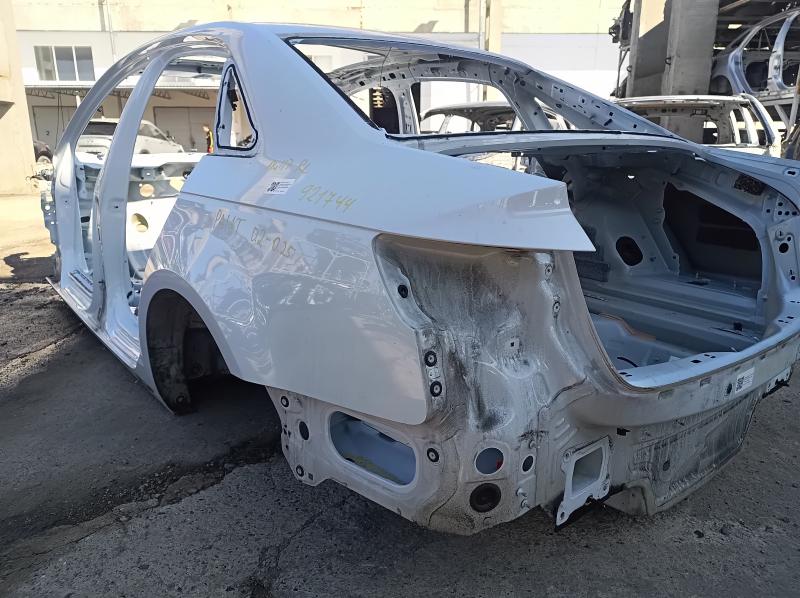 Четверть крыло задняя левая Audi A4 B9 17-24 на кузове, белая, крашенная 0.2-0.25