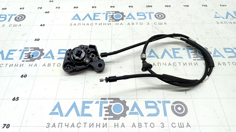Трос открывания замка капота Lincoln Corsair 20-26 задняя часть, сломано крепление, порван уплотнитель
