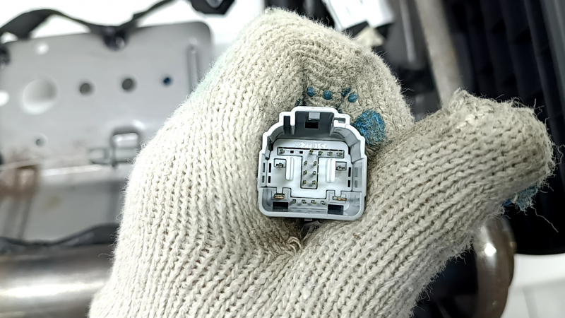 Спинка заднего ряда сидений 2 ряда левая Lincoln Corsair 20-26 без airbag, с салазками, механическое под электроскладывание, кожа черная, перфорация, с подогревом и центральным ремнем, трещина в накладке