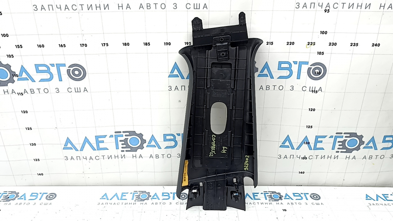 Накладка центральной стойки верхняя ремень левая Jeep Compass 19-26 черная, с заглушкой, потерта