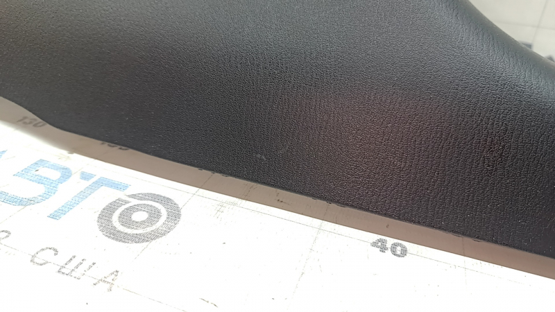 Накладка центральной стойки нижняя левая Mazda CX-5 17-25 черная, царапины, побелел пластик