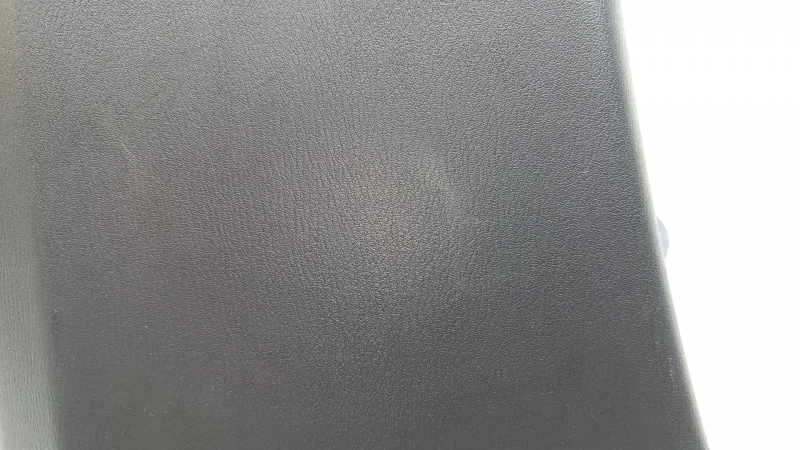 Накладка центральной стойки нижняя левая Mazda CX-5 17-25 черная, царапины, побелел пластик