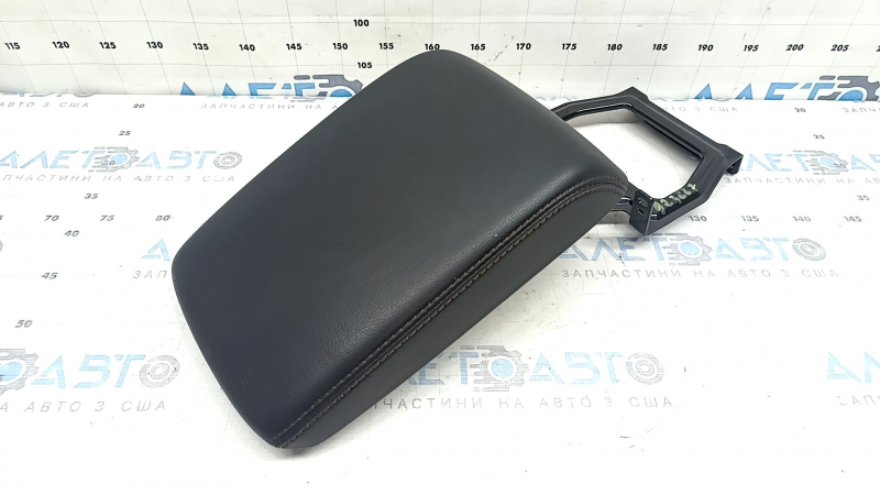Подлокотник Mazda CX-5 17-25 кожа черная с коричневой строчкой, царапины, под чистку