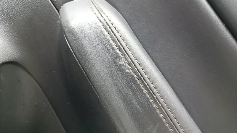 Обшивка двери карточка задняя правая Mazda CX-5 17-23 черная, с черной вставкой кожа, подлокотник кожа черный, молдинг под темно-серое дерево, потерта