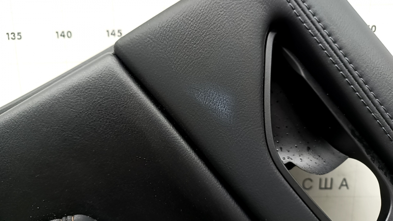 Обшивка двери карточка задняя правая Mazda CX-5 17-23 черная, с черной вставкой кожа, подлокотник кожа черный, молдинг под темно-серое дерево, потерта