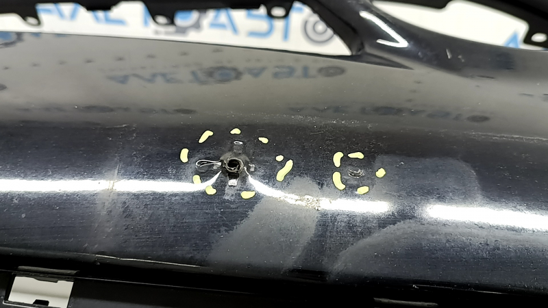 Бампер передний голый Toyota Prius 30 13-15 рест, черный, прижат, надорван, трещина, царапины, надломаны крепления